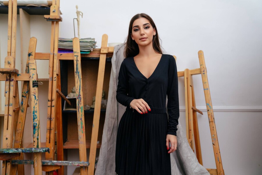 Jak przerobić czarną sukienkę i nadać jej nowy styl?