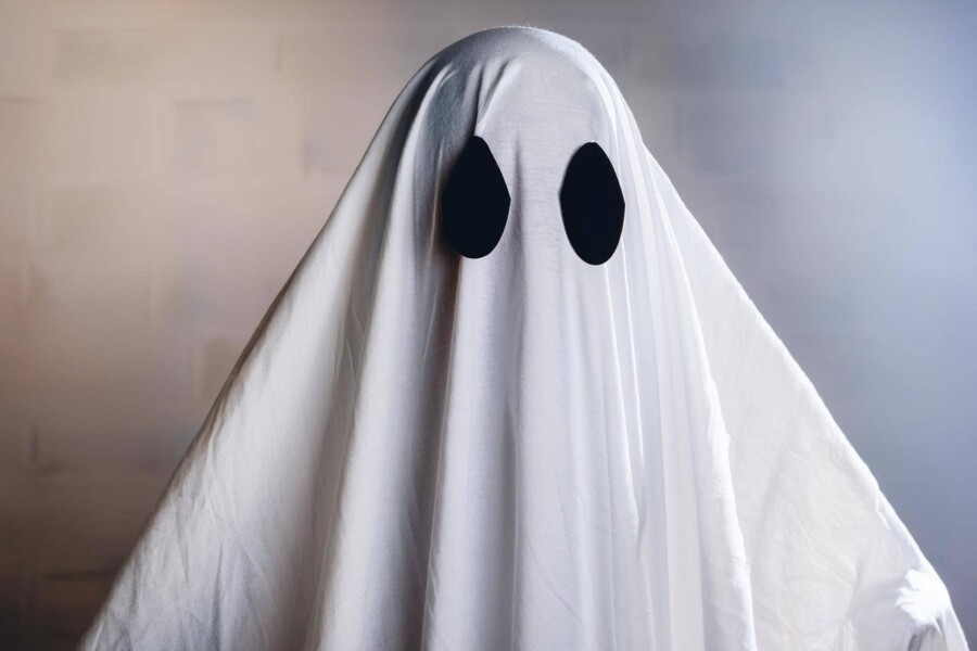 Jak szybko zrobić przebranie ducha z prześcieradła na Halloween?