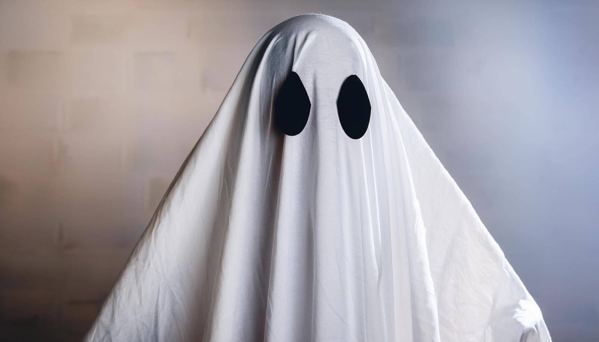 Jak szybko zrobić przebranie ducha z prześcieradła na Halloween?