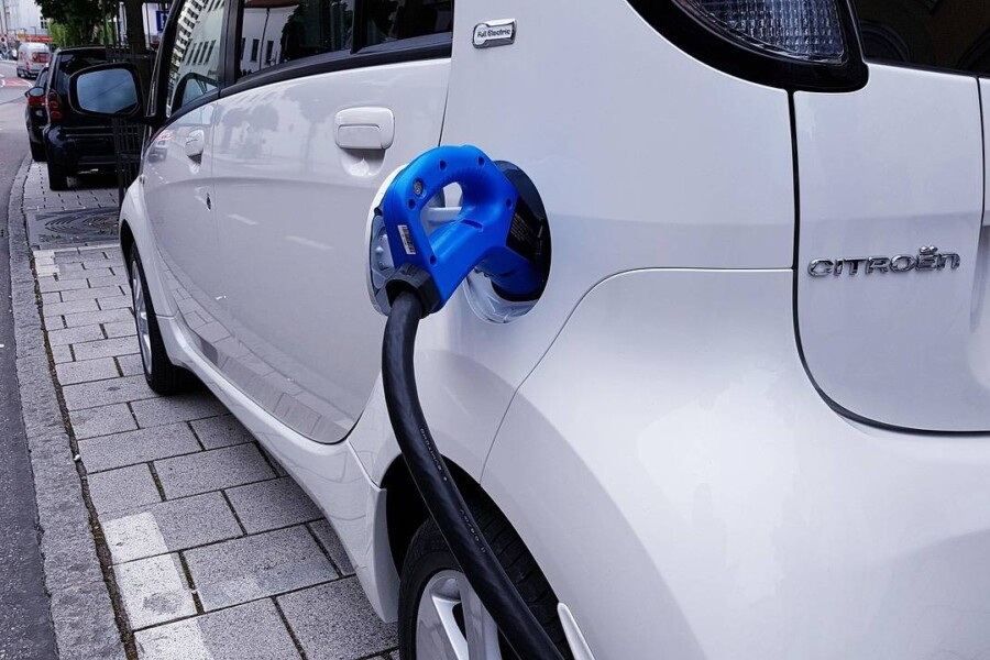 Jakie auto elektryczne do 50 tysięcy wybrać na start?
