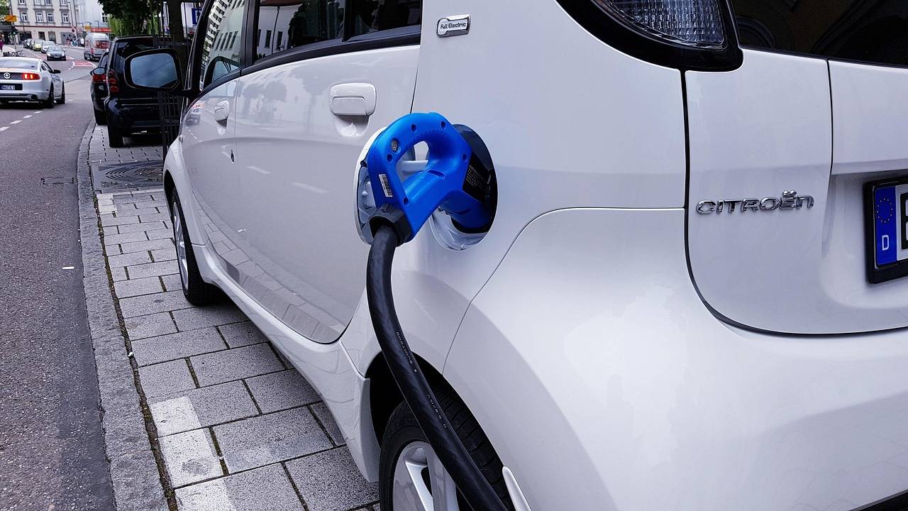 Jakie auto elektryczne do 50 tysięcy wybrać na start?